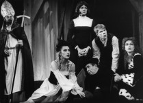 СЛУГА (стоїть другий ліворуч)
«Королівські ігри» Г.Горіна. 1997 рік.
Сцена з вистави.