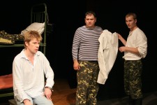 Кашліков К.Г. – режисер-постановник
вистави «СолдАтики» В.Жеребцова. 2007 рік.
Нова сцена. На репетиції.