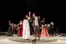 Кашліков К.Г. – режисер-постановник
вистави «Джульєтта і Ромео» У.Шекспіра. 2014 рік.
Сцена з вистави.
Ш. Шонія – Джульєтта, К. Ніколаєв – Ромео.