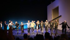 Кашліков К.Г. – режисер-постановник
вистави «Вид з мосту» А.Міллера. 2016 рік.
Уклін після вистави. Гастролі у Херсоні.