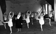 А. Рубина - ученица (вторая справа) 
с преподавателем – художественным руководителем  Г. Березовой. 
Киев. Хореографическое училище. 1959 г. 
