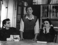 ФИРА КАНТОРОВИЧ (слева)
«В поисках радости» В.Розова. 1958 г. 
В сцене заняты: О. Борисов, Е. Герасимова.
