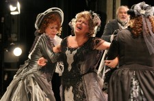 МОСКАЛЬОВА (по центру)
«Дядечків сон» за Ф.Достоєвським. 2008 рік.
Сцена з вистави.
Л. Яремчук – Зяблова (ліворуч).