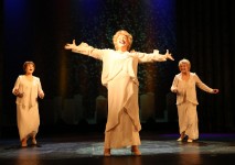 А. Варпаховська (по центру)
у виставі-концерті «Суміш небес і балагану!». 2016 рік.
