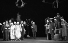 ЧИНОВНИК МІНІСТЕРСТВА (у центрі)
«Пані міністерша» Б.Нушича. 2001 р. 
Сцена з вистави.
