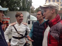 БАТЬКО ВАЛЕРІЯ ОБОДЗИНСЬКОГО
телесеріал «Ці очі навпроти». 2014 р. 
На зйомках (другий ліворуч).
