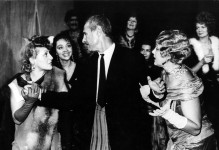 ЦЫГАНКА (вторая слева)
«Самоубийца» Н.Эрдмана. 1989 г. 
Сцена из спектакля.
