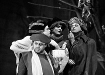 СІРО (на передньому плані) 
«Комедія про принади гріха» за п’єсою 
«Мандрагора» Н.Макіавеллі. 2004 р.
Сцена з вистави.
