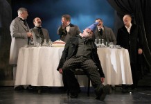 ВАСИЛЬ СЕМЕНОВИЧ КУЗОВКІН (у центрі)
«Нахлібник» І. Тургенєва. 2013 р.
Сцена з вистави.