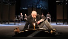 ВІД ІМЕНІ ТАРАСА ШЕВЧЕНКА (у центрі)
«Всюди один… Свечка на вітрі». Композиція М.Резніковича. 2014 р.
Сцена з вистави.