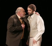 МОРТЕН ХІЛЬ (ліворуч)
«Ворог народу» («Лікар Стокманн») Г.Ібсена. 2017 р.
О.Кобзар – Лікар Томас Стокманн.