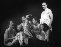 ДЗАННІ (праворуч)
«Королівські ігри» Г.Горіна. 1997 рік.
Сцена з вистави.