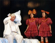 ДОЧКА ГУПЕРА (праворуч)
«Кицька на розпеченому даху» Т.Вільямса. 1998 рік.
У сцені задіяні: Ю. Мажуга, Ю. Цивата.