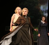 ГОСПОЖА РЕНО (в центре)
«Пассажир без багажа» Жана Ануя. 2019 г.
В сцене заняты: Е.Нещерет, Е.Доронина.
