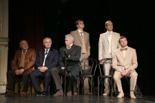 АСЛАКСЕН (сидит справа)
«Враг народа (Доктор Стокманн)» Г.Ибсена. 2017 г.
Сцена из спектакля
