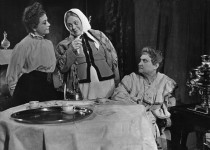 ЮЛІАСЕВИЧ (ліворуч)
«Моральність пані Дульської» Г.Запольської. 1955 р.
У сцені задіяні: К. Богданова, Є. Опалова.