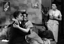 ОЛЬГА ЧИГОЛЕЛЛА (у центрі)
«Брехня на довгих ногах» Е. Де Філіппо. 1956 р.
У сцені задіяні: М. Розін, Г. Пекарська.