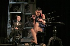 у виставі Її шалені чоловіки... 