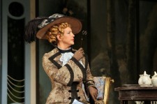 у виставі Як важливо бути серйозним 