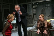 у виставі Дивна місіс Севідж 