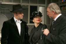 у виставі Дивна місіс Севідж 