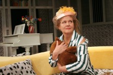 у виставі Дивна місіс Севідж 