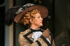 у виставі Як важливо бути серйозним 