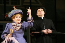 у виставі Як важливо бути серйозним 