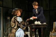 у виставі Як важливо бути серйозним 