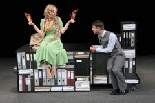 у виставі Жінка та чиновник 