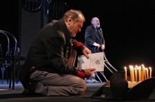 у виставі Всюди один... Свічка на вітрі 