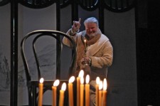 у виставі Всюди один... Свічка на вітрі 