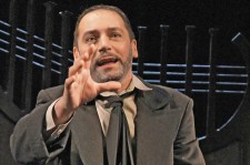 у виставі Всюди один... Свічка на вітрі 