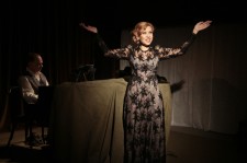 у виставі Клавдія Шульженко. Старовинний вальс 