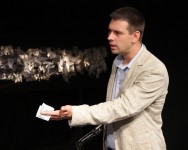 у виставі Ненормальна 