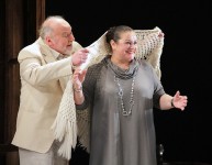 у виставі В цьому милому старому домі 