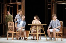 у виставі В цьому милому старому домі 