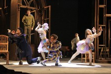 у виставі В цьому милому старому домі 