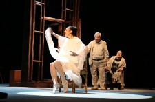 у виставі В цьому милому старому домі 