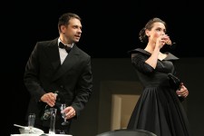 у виставі Оголена зі скрипкою 