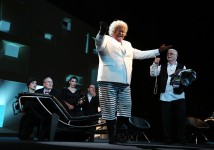 у виставі Оголена зі скрипкою 