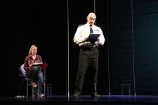 у виставі Дивний випадок із собакою у нічний час 