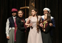 у виставі Дерева помирають стоячи 