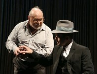 у виставі Дерева помирають стоячи 