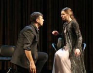 у виставі Дерева помирають стоячи 