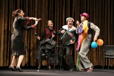 у виставі Дерева помирають стоячи 