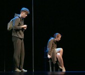 у виставі Дивний випадок із собакою у нічний час 