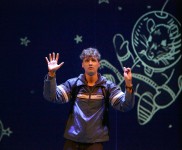 у виставі Дивний випадок із собакою у нічний час 