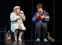 у виставі Дивний випадок із собакою у нічний час 