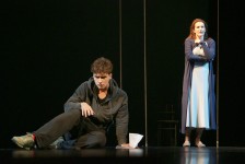 у виставі Дивний випадок із собакою у нічний час 